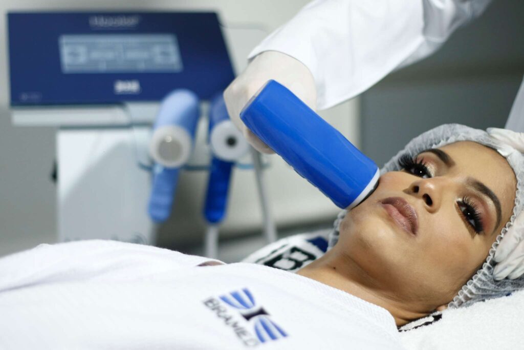 Tratamento facial com radiofrequência da ibramed o hooke, utilizando o aplicador bipolar