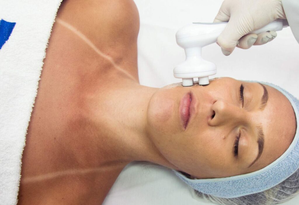 Imagem apresentando o Nèartek (tecarterapia) no tratamento de flacidez facial