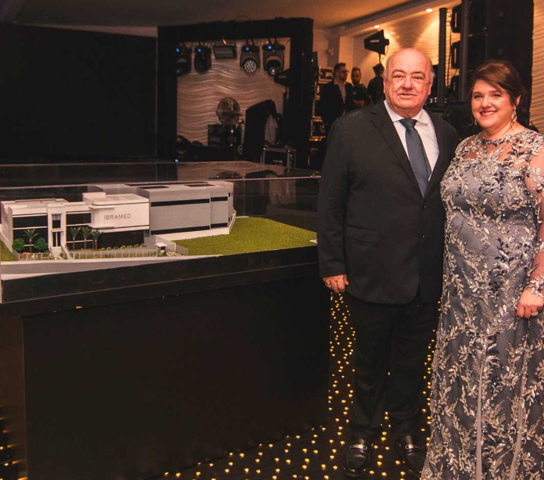 José Ricardo e Giovana com a Maquete da IBRAMED