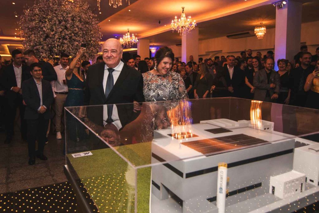 CEO José Ricardo recebe uma homenagem e é presenteado com uma maquete da IBRAMED