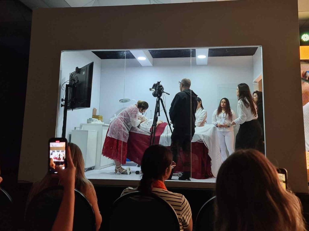 Endolaser da IBRAMED, Myra sendo utilizado em um procedimento na Estética In Sul