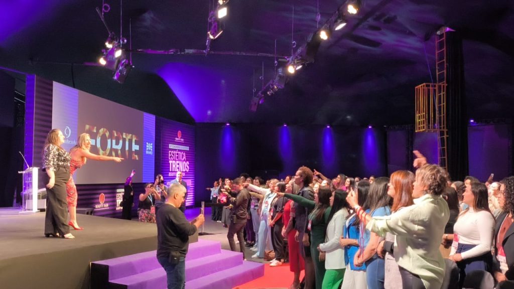 Pré-Congresso de Estética, Leticia Souza e Fernanda Sanches no palco Beauty Fair
