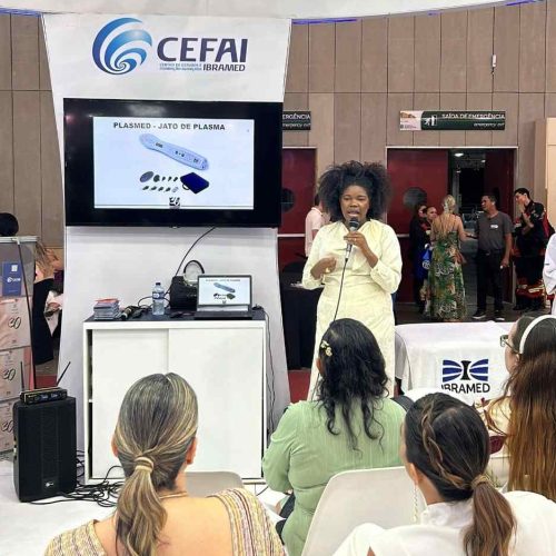Cris Boneta palestrando no stand da ibramed - CEFAI - jato de plasma