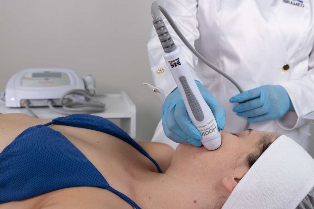 Radiofrequência de Alta Potência 27,12MHz Hooke Ibramed em tratamento facial com seu novo aplicador facial