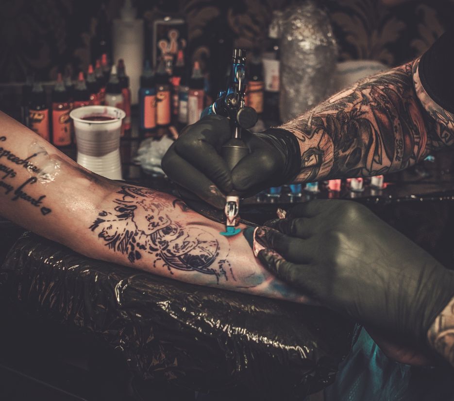 Tecnologias para tatuadores: da preparação à remoção segura